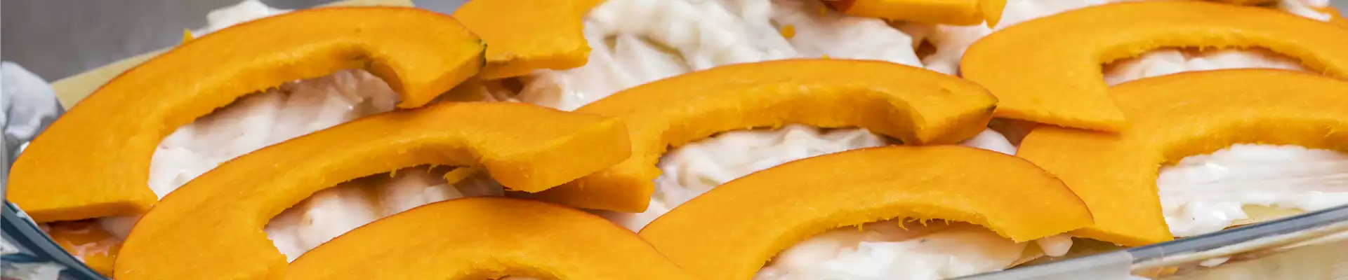 Kürbisscheiben auf Lasagne